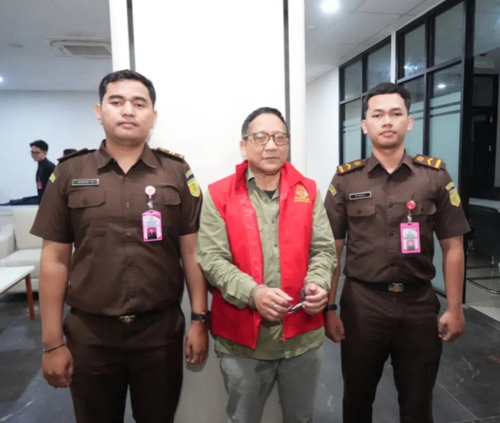 Dokumen tersangka Choirul Anwar, mantan Direktur Utama Perusahaan Daerah Taman Satwa Kebun Binatang Surabaya (PDTS KBS), saat ditahan Kejaksaan Tinggi Jatim