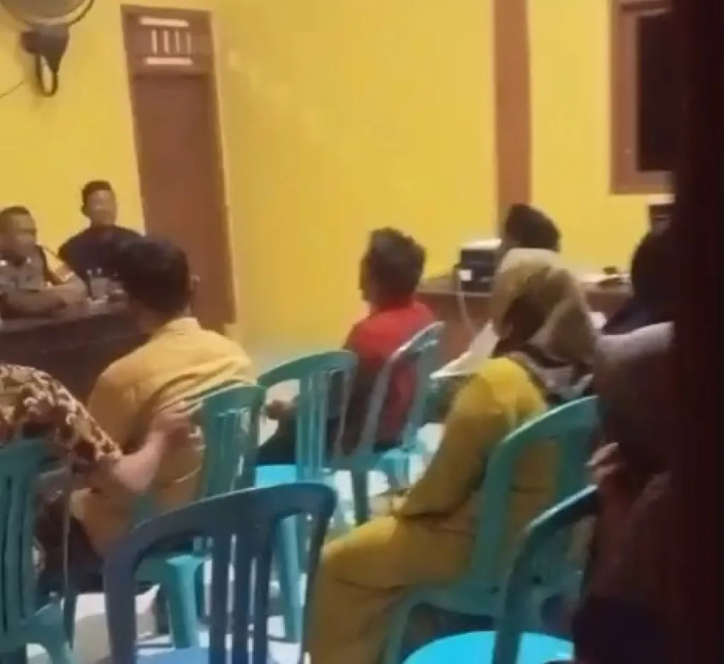 Puluhan warga Dusun Berasan, Desa Kemlagilor, Kecamatan Turi, Kabupaten Lamongan, mendatangi Balai Desa Kemlagilor, Senin (31/8/2026) malam. Foto: Yusuf