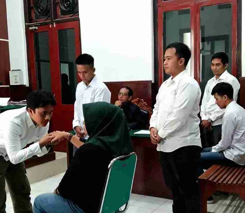 Ibu Revanza, Lina Syair Mahani, hadir sebagai saksi di Pengadilan Negeri Surabaya, Selasa (1/9/2026)