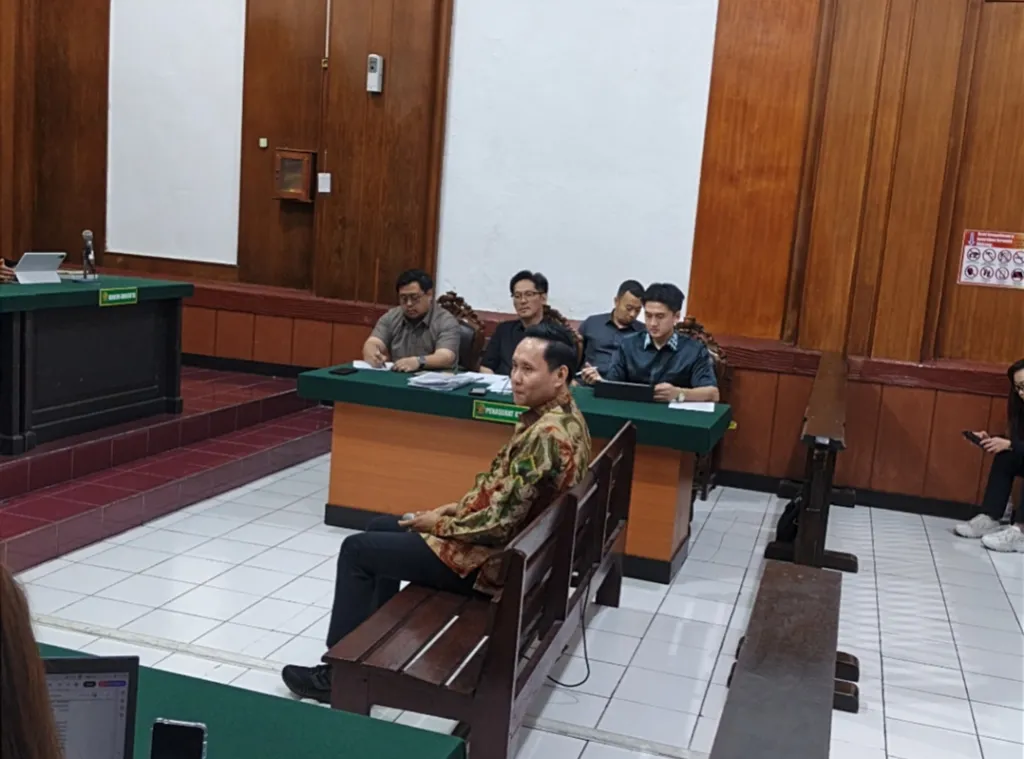 Saksi ahli Prof. Dr. Ermanto Fahamsyah, S.H., M.H., Guru Besar Hukum Ekonomi Universitas Jember saat memberikan keterangan di Pengadilan Negeri Surabaya, Rabu (2/9/2026). Foto: Yudik