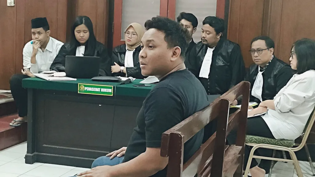 Saksi korban Agus memberikan keterangan dalam sidang perkara dugaan investasi buah impor fiktif senilai Rp138,5 miliar di Pengadilan Negeri Surabaya, Kamis (3/9/2026).