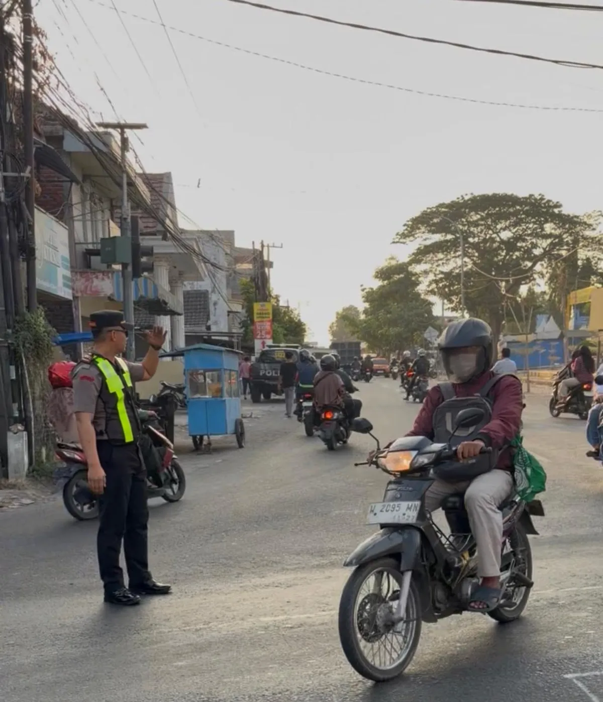 Tak Sekadar Instruksi, Kapolsek Bungah Turun ke Jalan Atur Lalu Lintas di Jalur Deandles