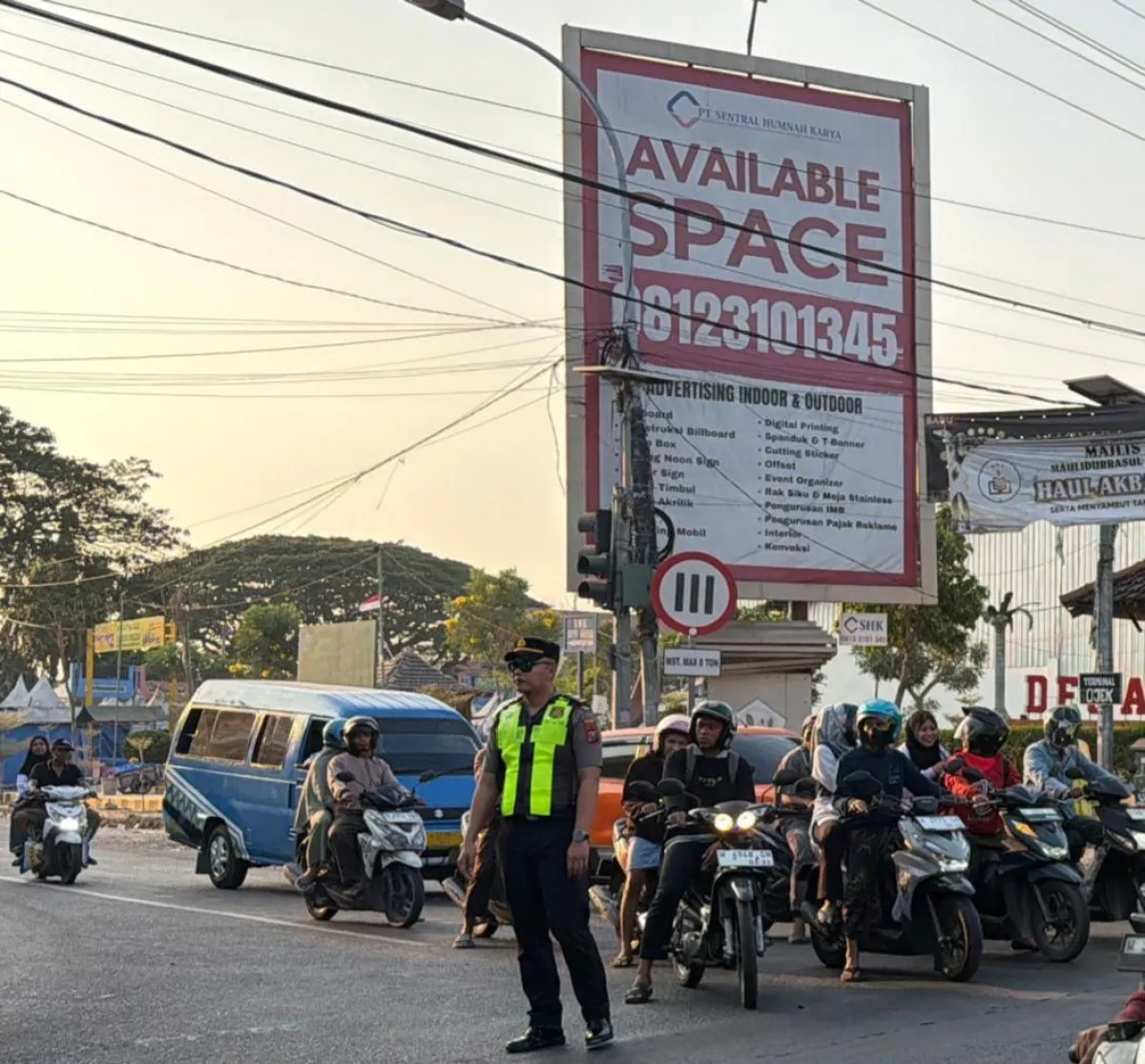 Kapolsek Bungah, Iptu Masdar Auzan, turun langsung ke jalan untuk mengatur arus lalu lintas di Jalan Raya Deandles, Kecamatan Bungah, Kabupaten Gresik.
