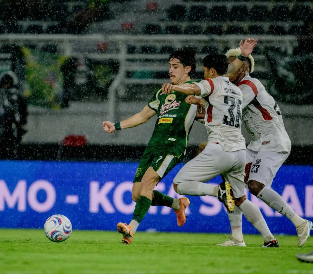 Hujan Perdana di Surabaya, Persebaya Kalahkan Madura United 3-1