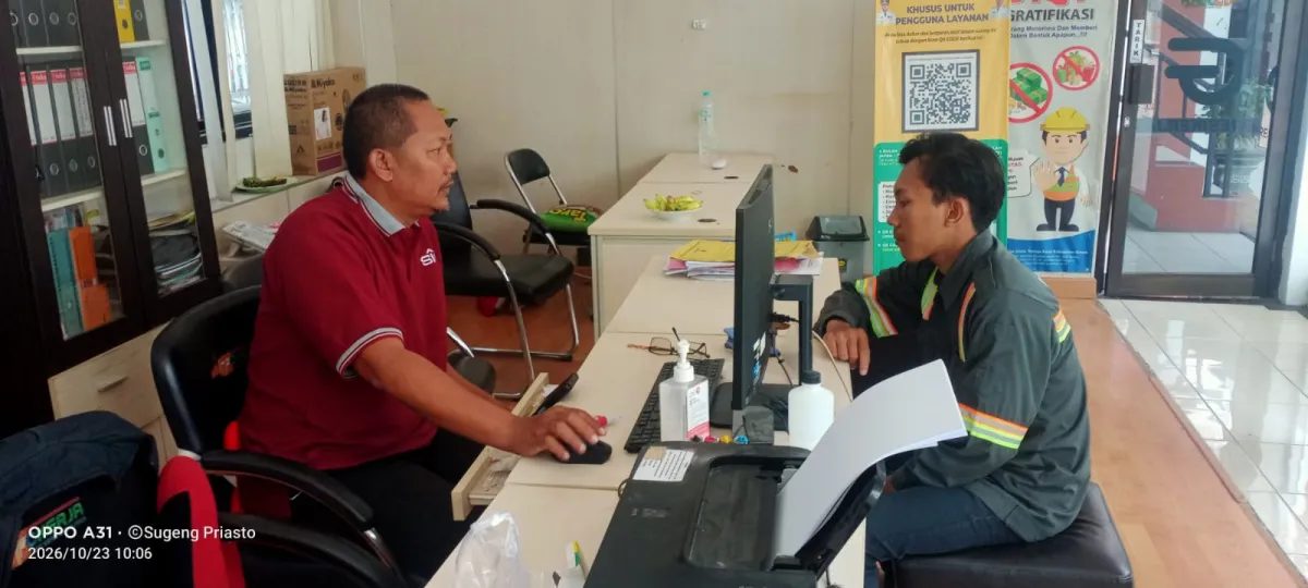 Bayu Purwanto ketika melakukan pengaduan dikantor Dinas Tenaga Kerja (Disnaker) Gresik. Foto: Yusuf