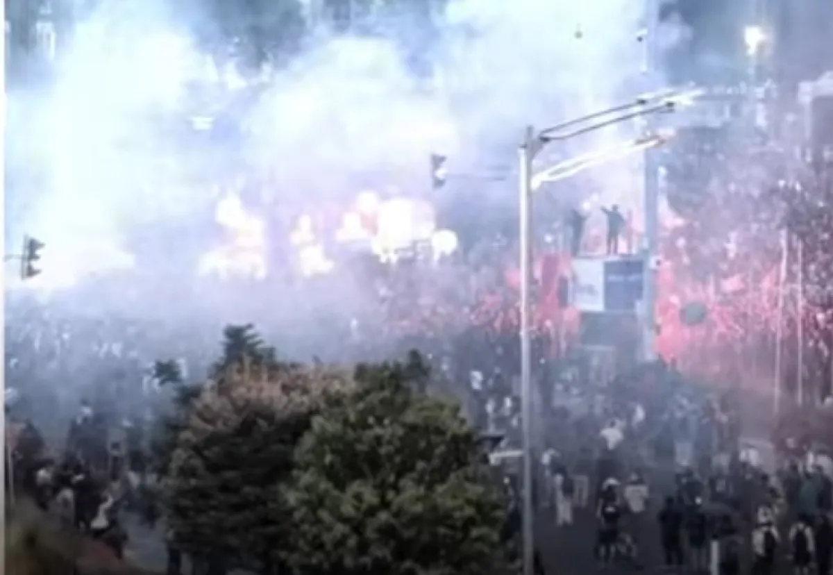 Massa Demo Masih Bertahan hingga Malam Ini