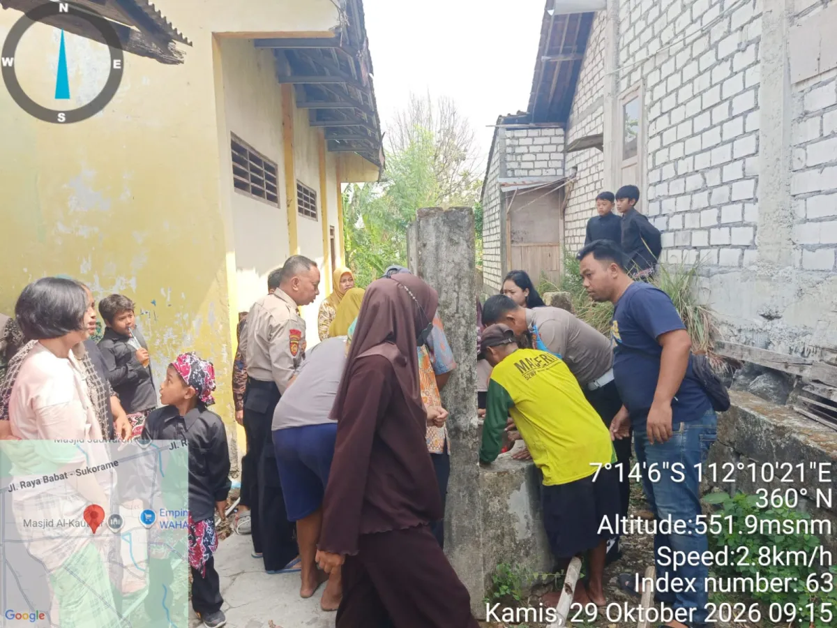 Petugas dan masyarakat waktu membantu mengevakuasi ke empat korban dari dalam sumur. Foto: Yusuf
