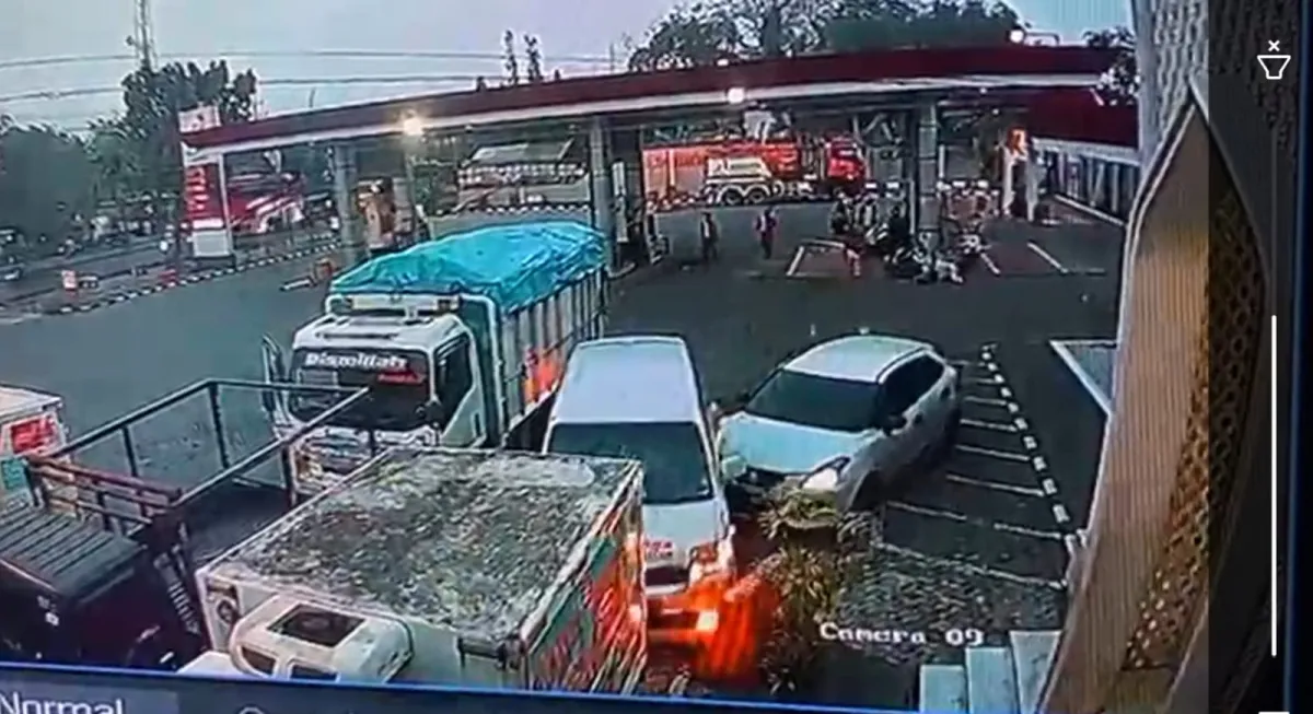 Diduga Kejang Saat Mengemudi, Pria 53 Tahun Tabrak Tiga Motor dan Ambulans di Lamongan