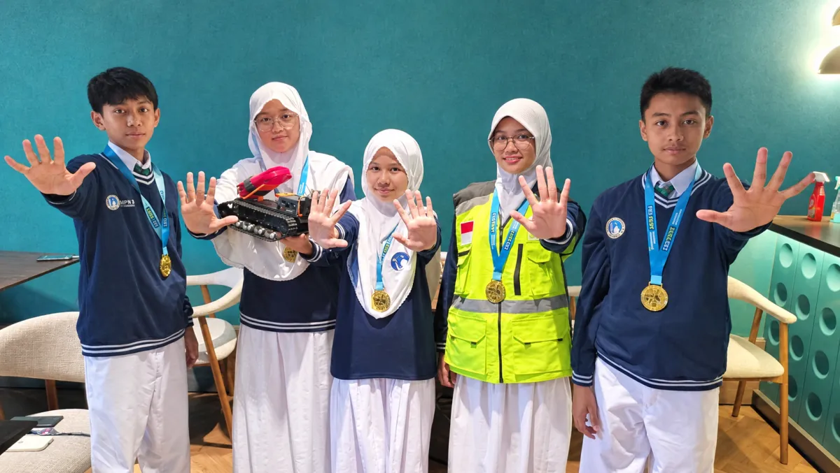 Robot Pendeteksi Korban Bencana Antar Siswa Al-Azhar Surabaya Raih Emas Internasional