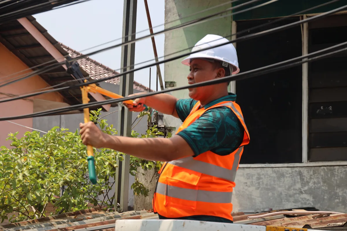 Wali Kota Bekasi Potong Kabel Semrawut di Jalan Pangeran Jayakarta Sepanjang 3 Kilometer