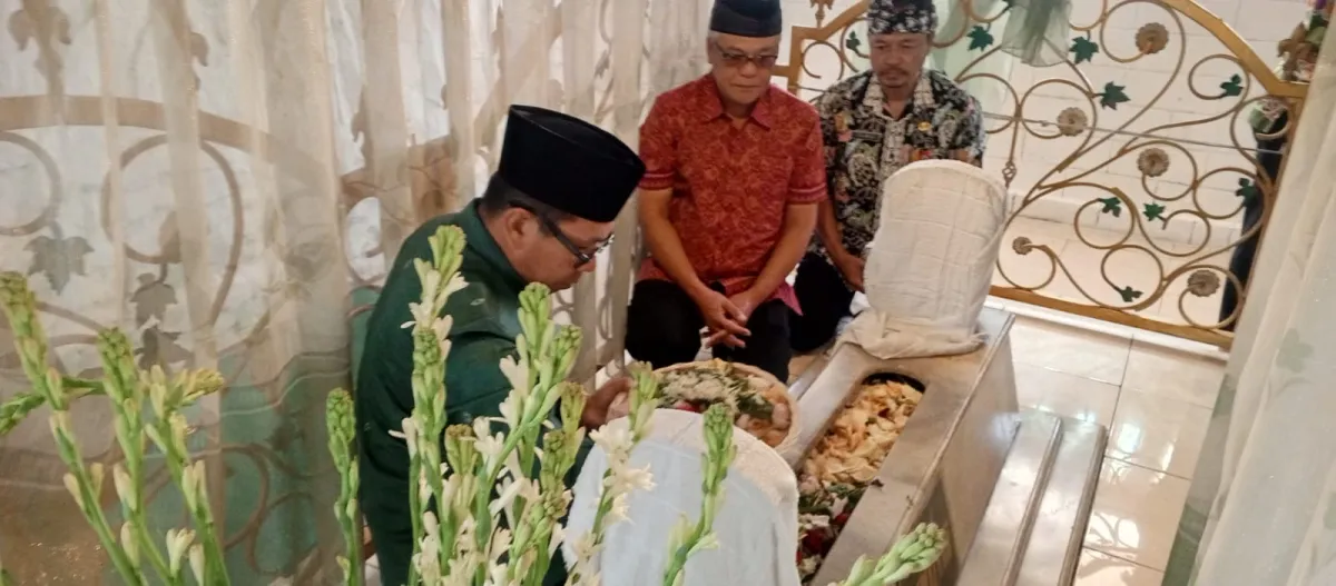 Nyekar ke Makam Mbah Batu, Wali Kota Nurochman Tegaskan Komitmen Lanjutkan Cita-cita Leluhur