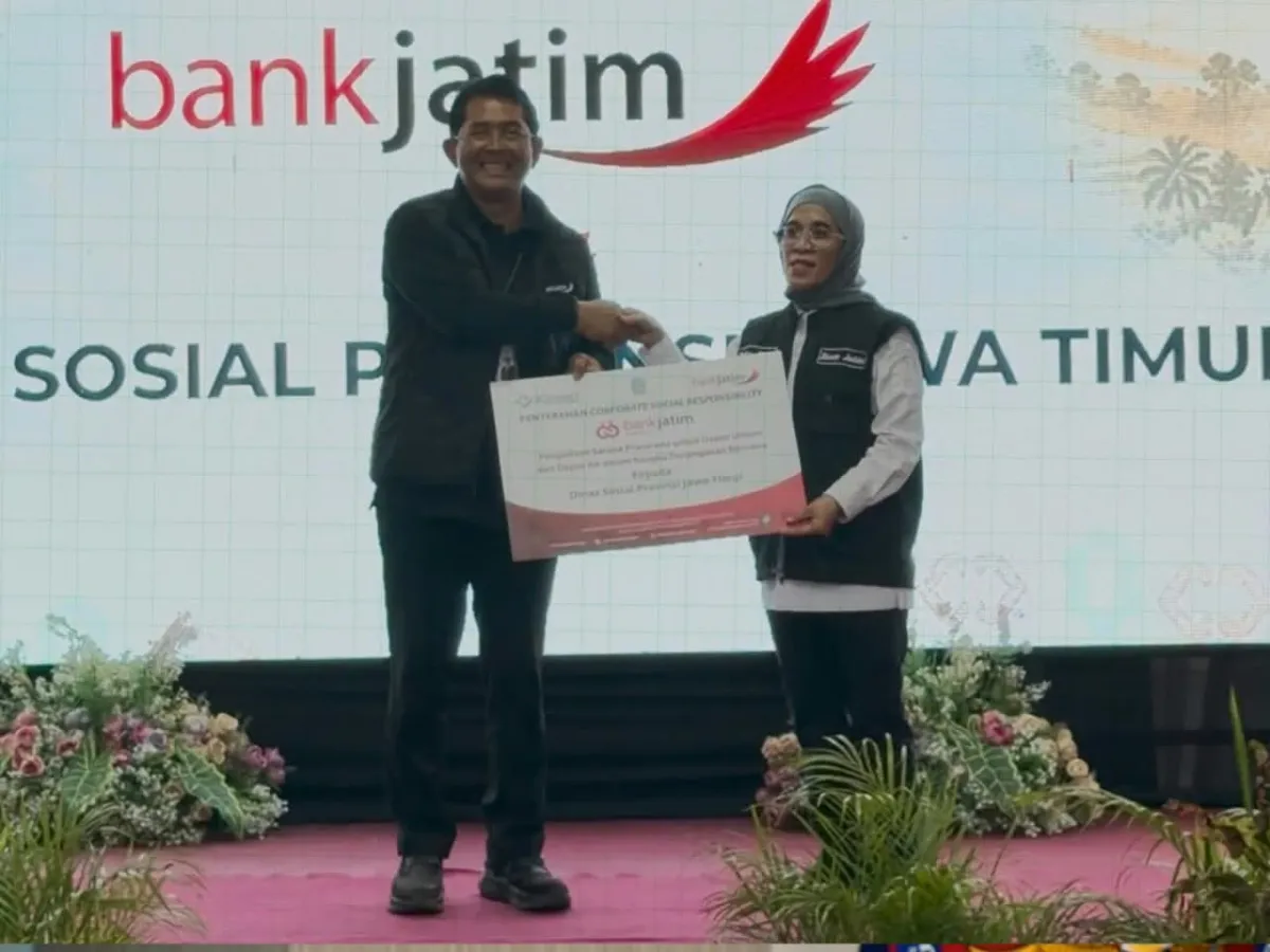Bank Jatim Salurkan CSR ke Dinsos Provinsi di Puncak Peringatan Hari Jadi ke-81 Pemprov Jatim