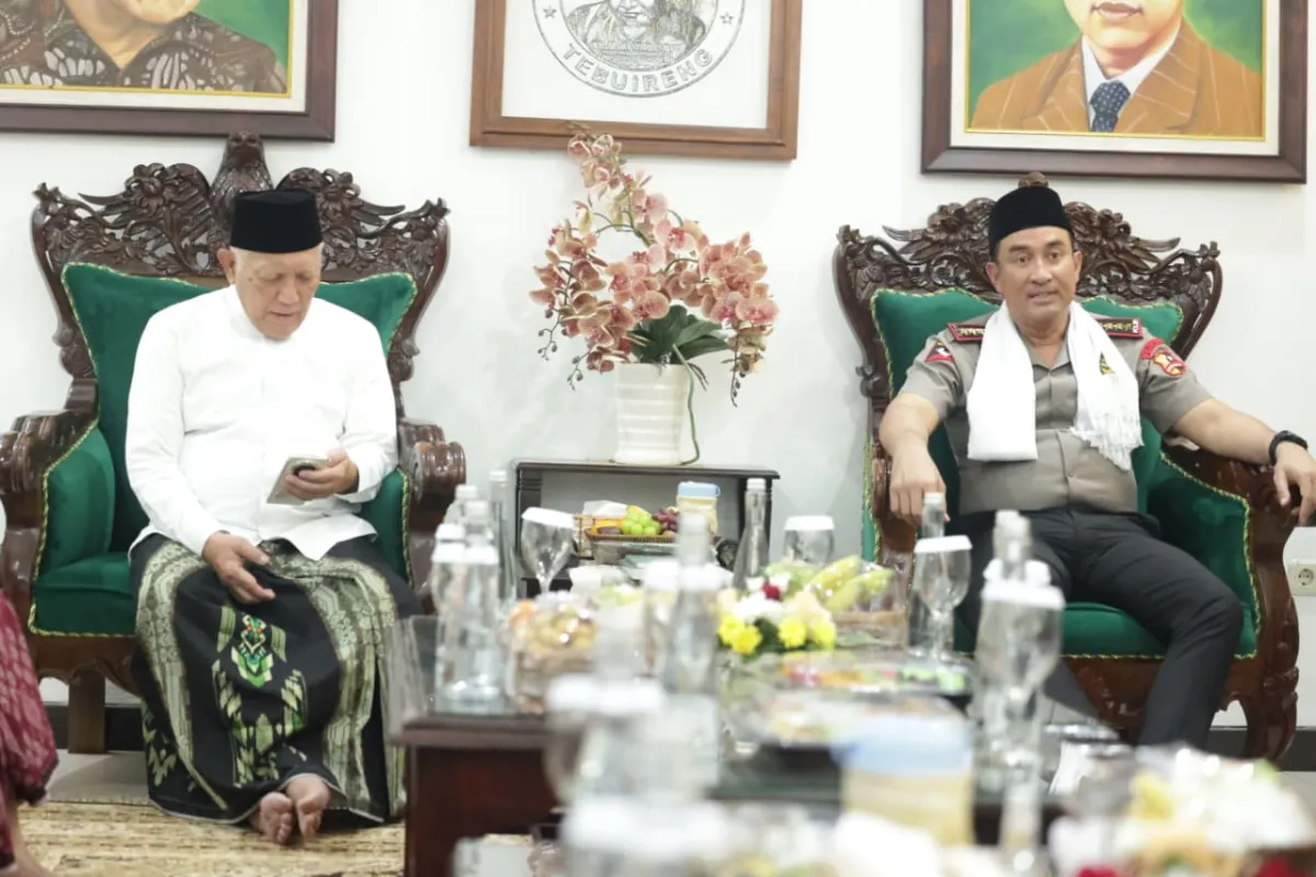 Kapolri Silaturahmi ke Ponpes Tebuireng dan Ziarah Makam Gus Dur