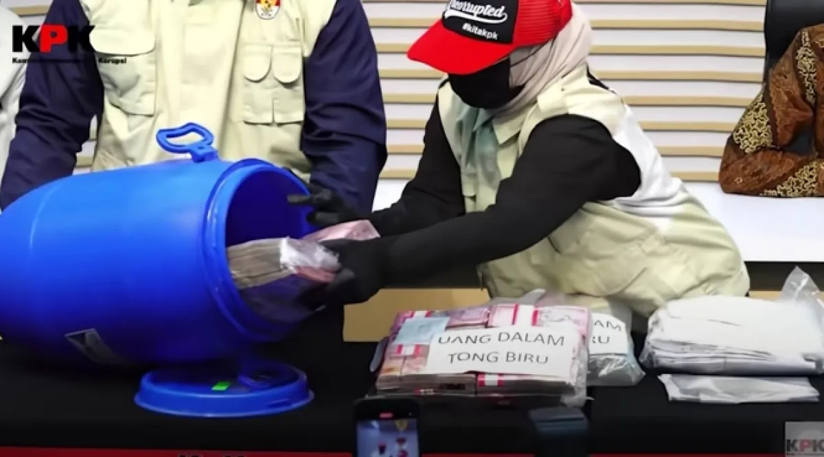 VIRAL! Uang Rp1,9 Miliar di Tong Biru, Bupati Klaten Kena OTT KPK - Buat Tampung Air Jadi Tempat Duit