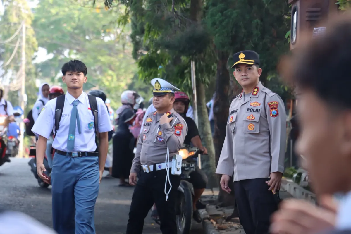 Kapolres Batu Turun ke Jalan, Tertibkan Lalu Lintas dan Ingatkan Pelajar soal Knalpot Brong