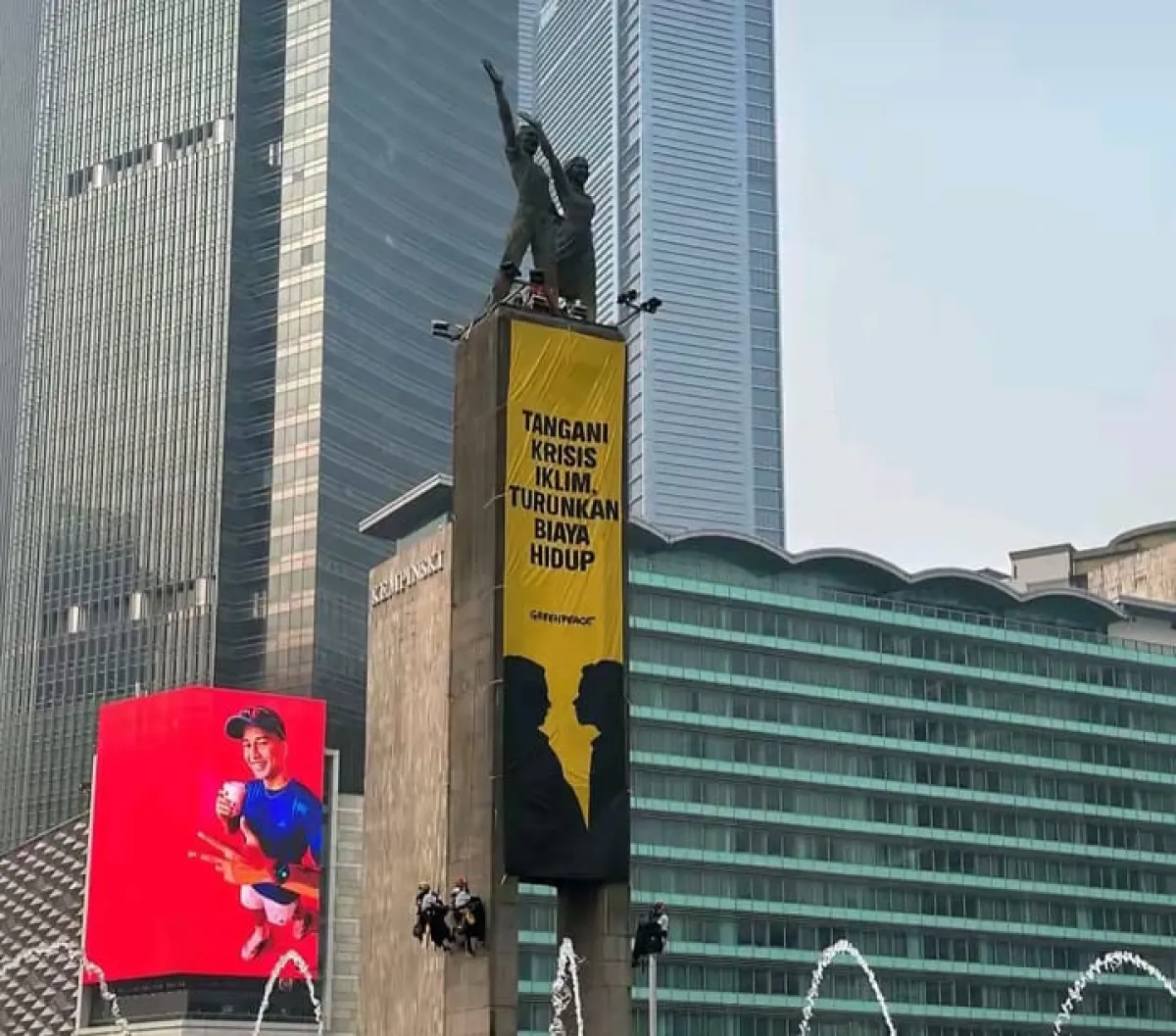 VIRAL! Greenpeace Panjat Patung Bundaran HI, Bentangkan Spanduk Kritik Pemerintah