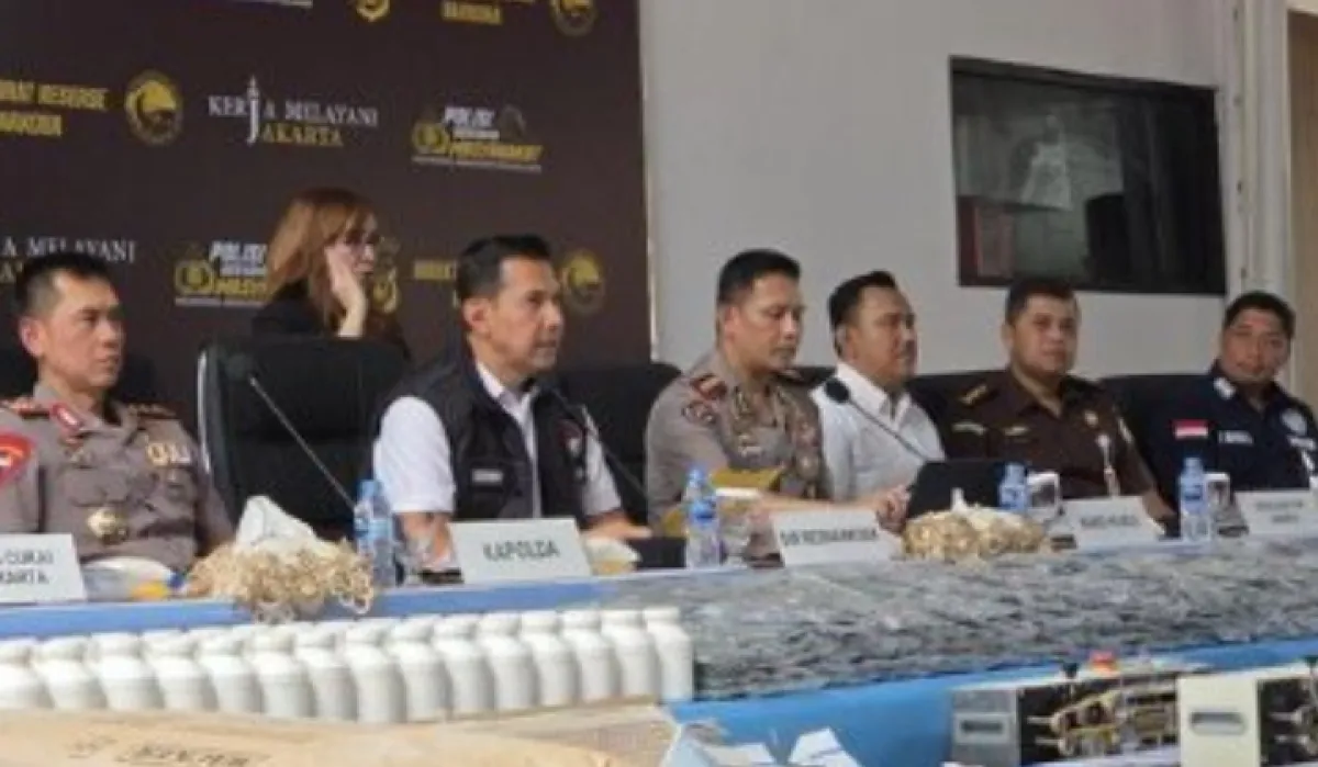 Kapolda Metro Jaya, Komjen Pol. Dadang Hartanto saat gelar konferensi pers didepan awak media tentang pengungkapan pabrik obat terlarang. Foto: Humas