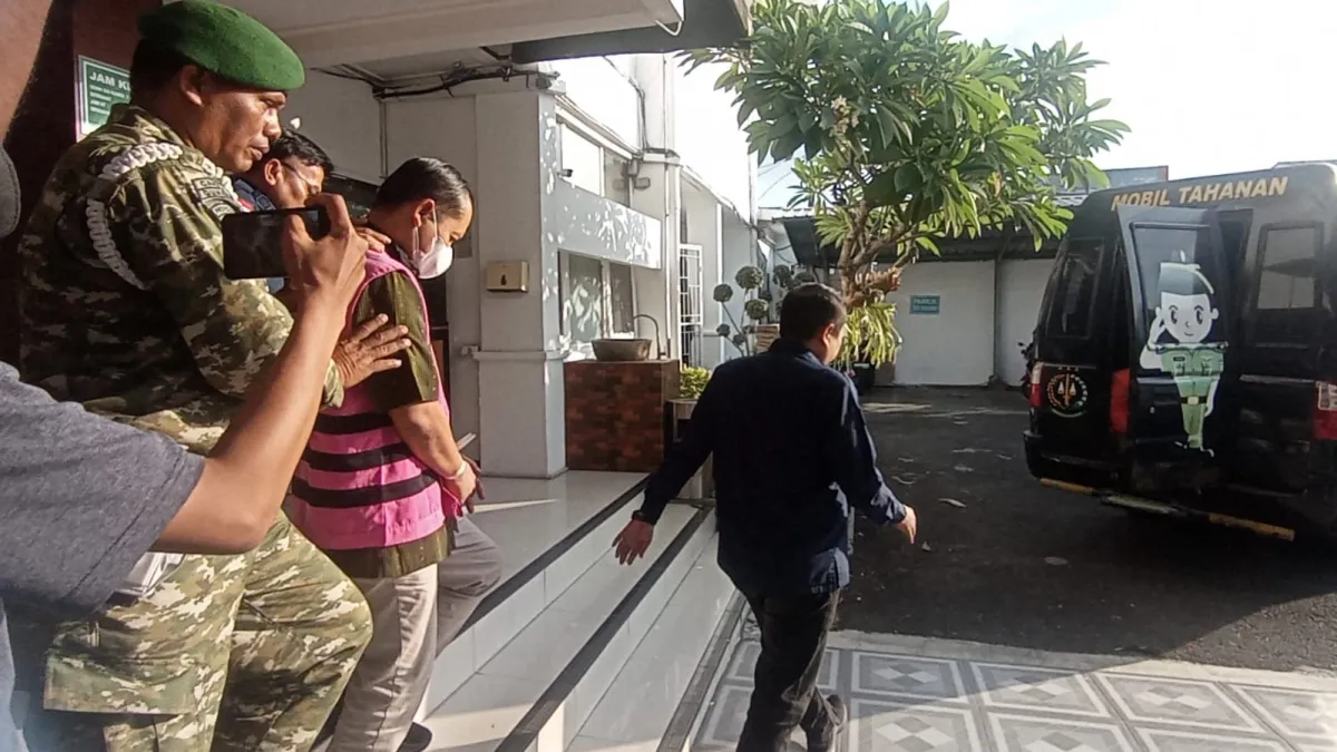 Terjerat Dugaan Korupsi Sosraperda, Mantan Sekwan Jember Setyoso Ditahan