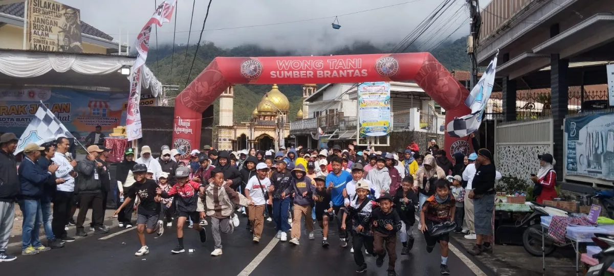 Semarak Hari Jadi ke-25 Kota Batu, 500 Warga Sumberbrantas Ikuti Gerak Jalan Sehat