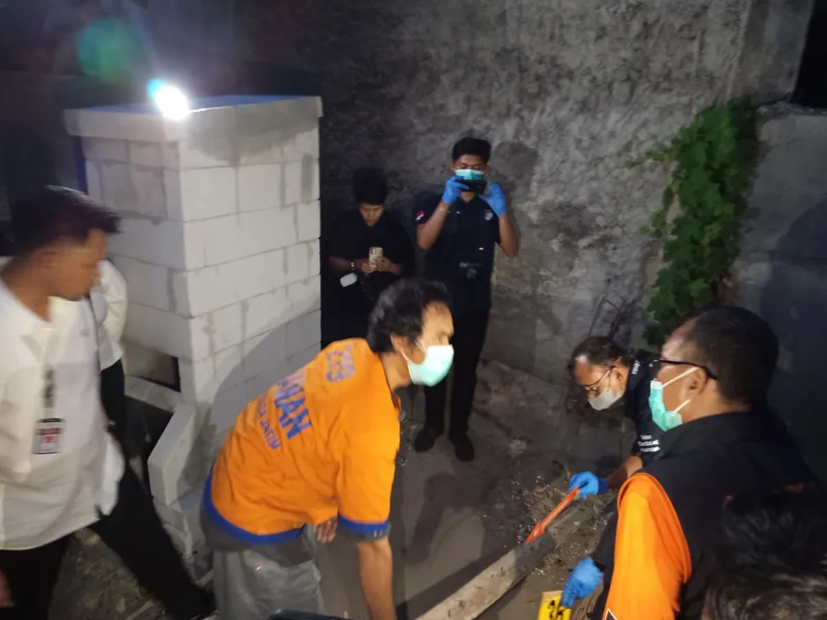 Rekonstruksi kasus dugaan pembunuhan Dini Hardiyanti (30) dan anaknya, AGF (4), dengan menghadirkan tersangka Dwi Bagus Martono di Kota Madiun, Selasa (27/10/2026). Foto: Yatno