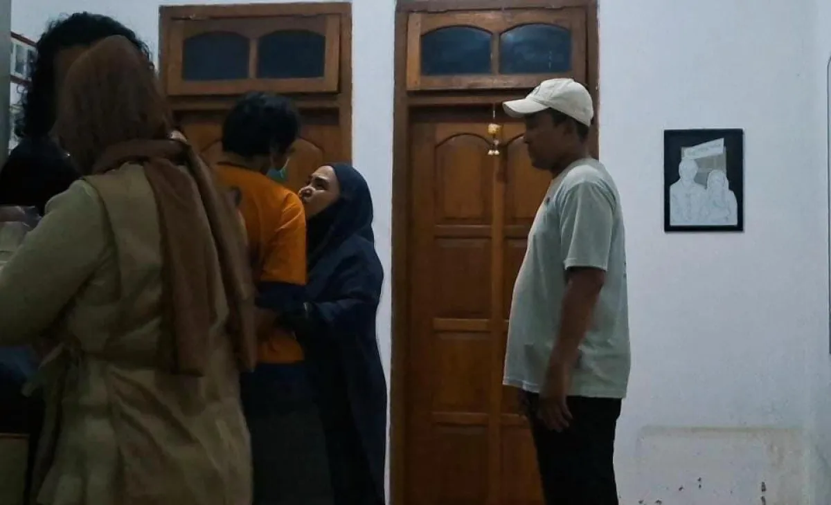 Istri Tersangka Pembunuhan Ibu dan Anak di Madiun Menangis Histeris saat Prarekonstruksi