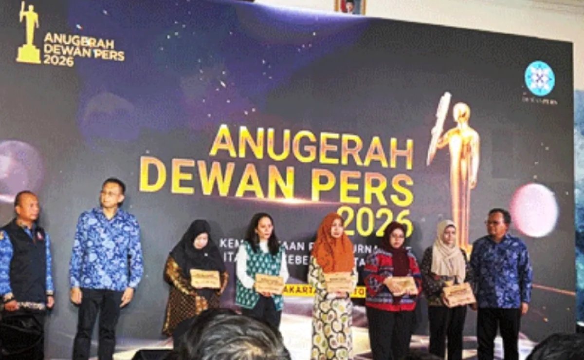 Penghargaan kepada ke 5 istri jurnalis yang hilang saat bertugas meliput Erupsi Gunung Anak Krakatau/dok.Beb