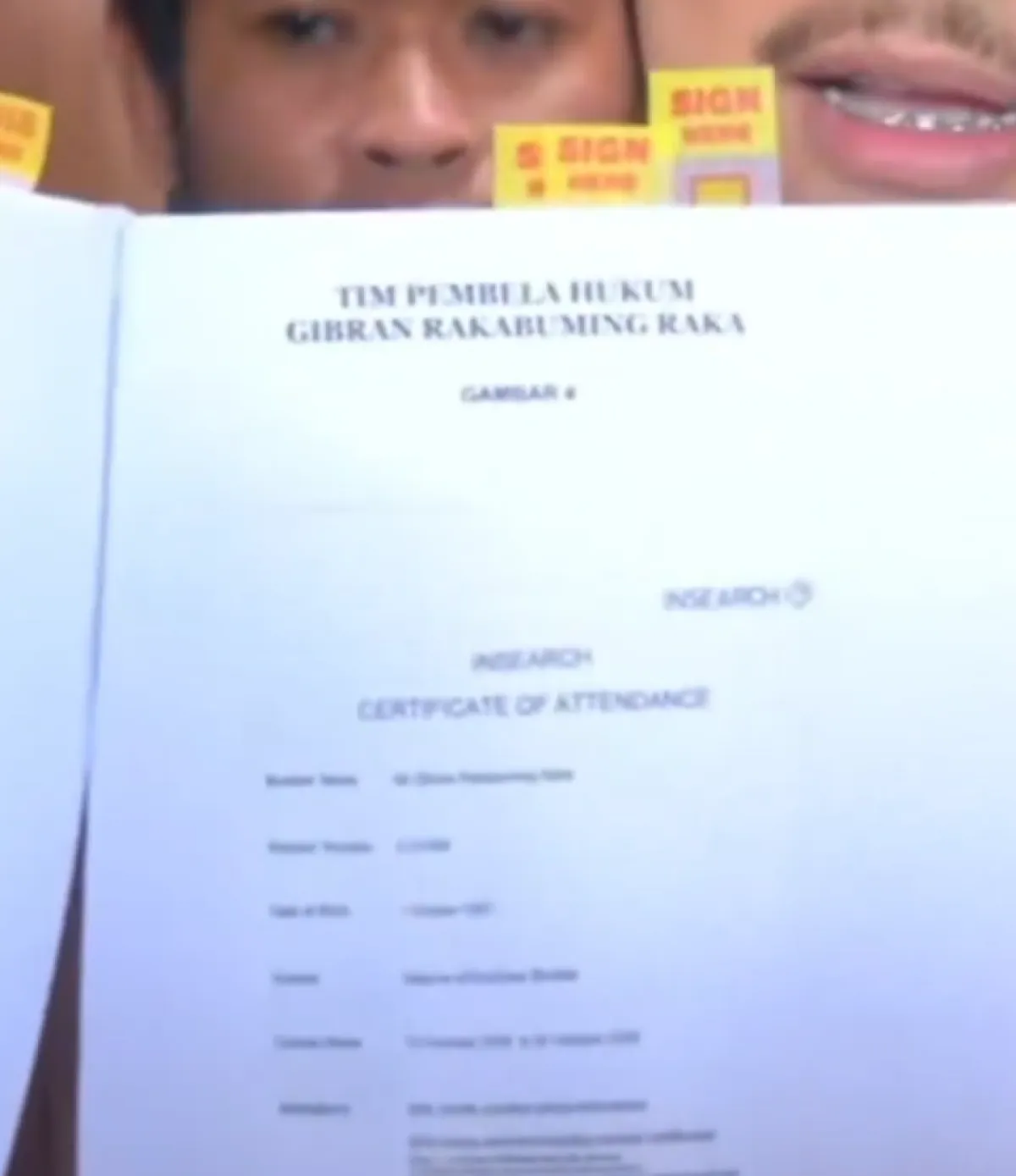 Tim Kuasa Hukum Pamerkan Ijazah Gibran
