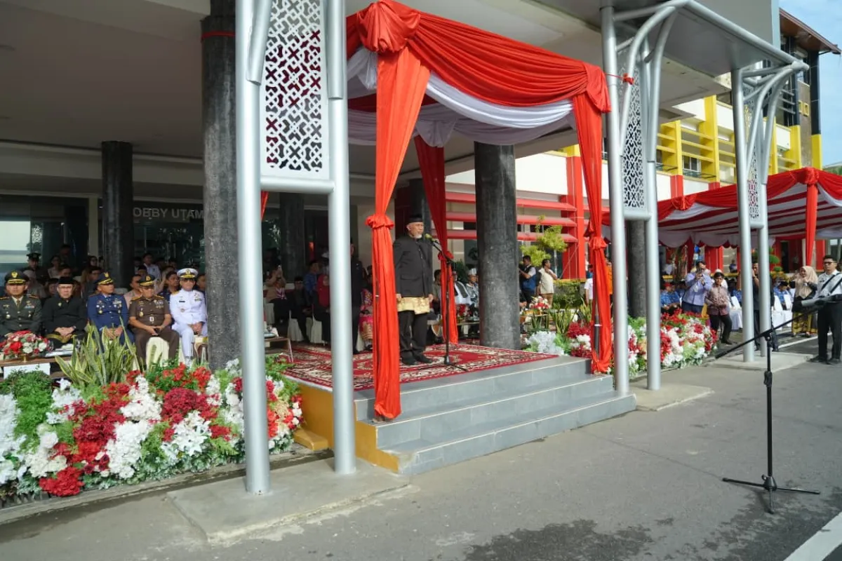 Mahyeldi saat memimpin Upacara Peringatan Hari Sumpah Pemuda ke-98 tingkat Provinsi Sumbar di halaman Kantor Gubernur, Rabu (28/10/2026).