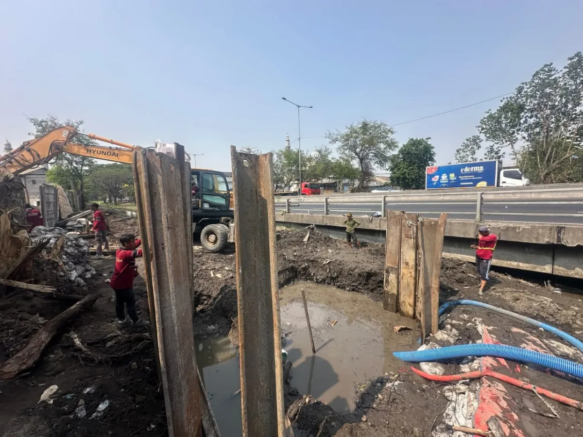 Petugas melakukan penanganan kebocoran pipa air milik PT Petrokimia Gresik di kawasan Tambak Mayor, Surabaya