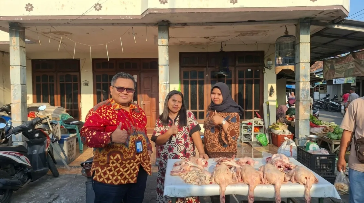 Erna Muji Rahayu, pedagang ayam potong yang berupaya meningkatkan kapasitas usahanya melalui pembiayaan Kredit Usaha Rakyat (KUR) BRI.