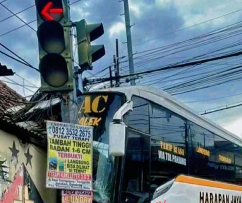 Bus Harapan Jaya Terobos Lampu Merah di Simpang Muning Kediri, Tabrak Mobil, Motor hingga Rumah