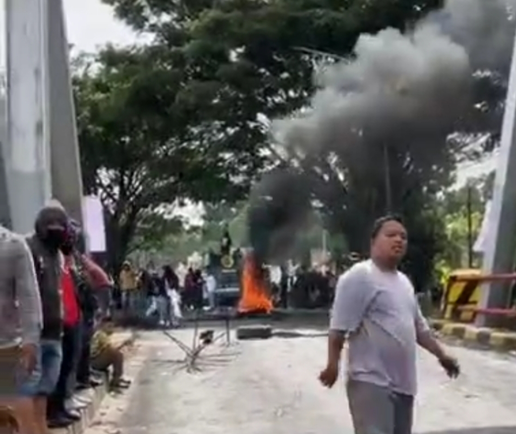 Massa Demo Luwu Raya Blokade Jalan Poros Trans Sulawesi, Lalu Lintas Lumpuh