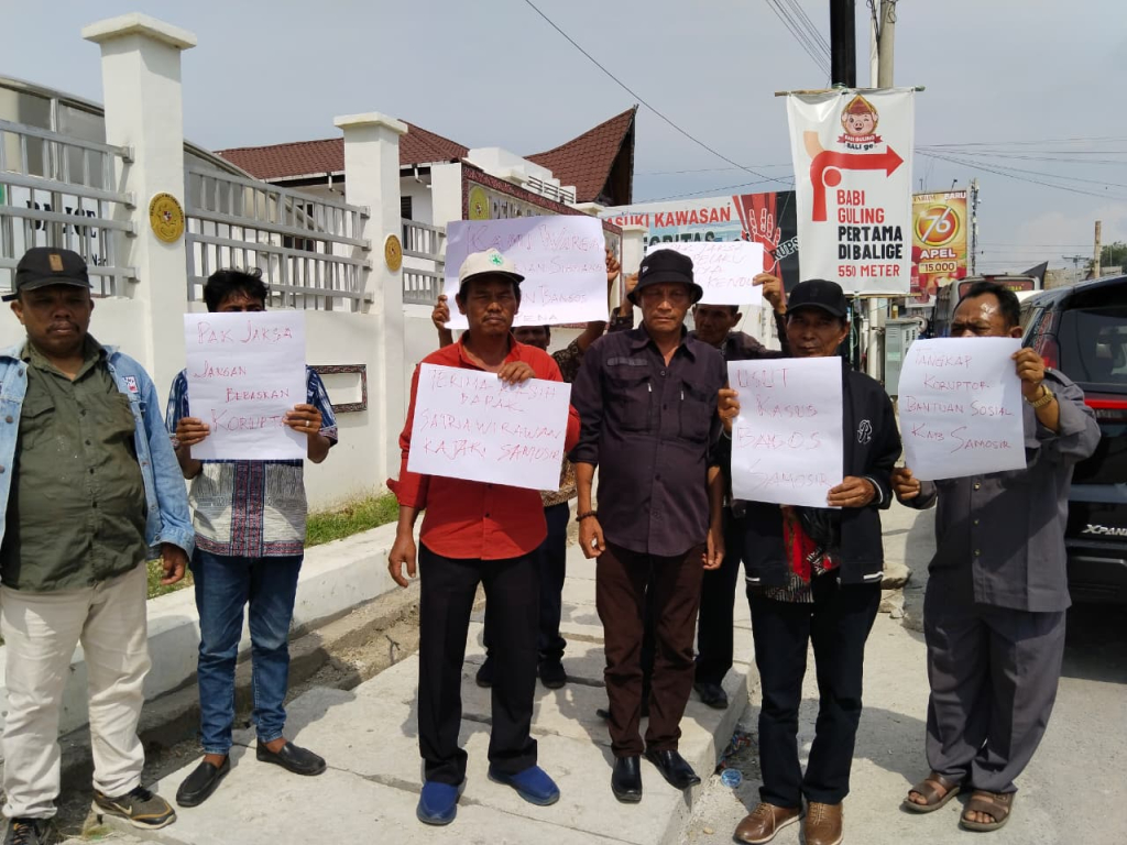 Warga Sihotang Orasi di PN Balige, Kawal Sidang Praperadilan Kasus Dugaan Korupsi Bansos PENA