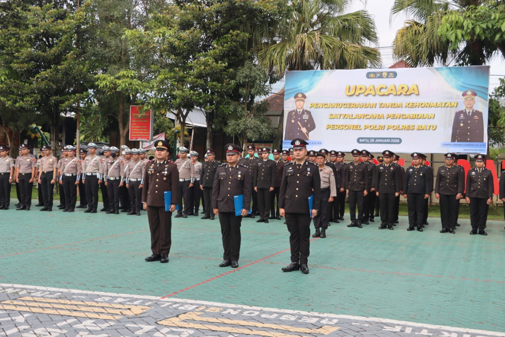 Kapolres Batu Anugerahkan Satyalencana Pengabdian pada Anggota yang Loyal