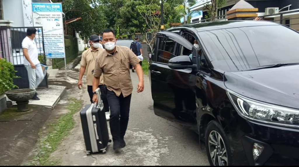 KPK Geledah Rumah ASN Kota Madiun, Sita Sejumlah Koper Diduga Bukti Kasus Korupsi Fee Proyek