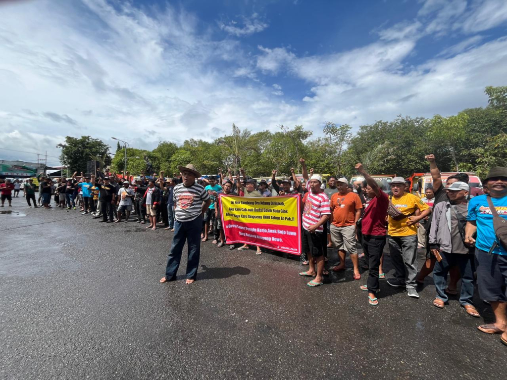 Desak Tambang Buka, Ratusan Sopir Dump Truk Lurug DPRD Ponorogo 