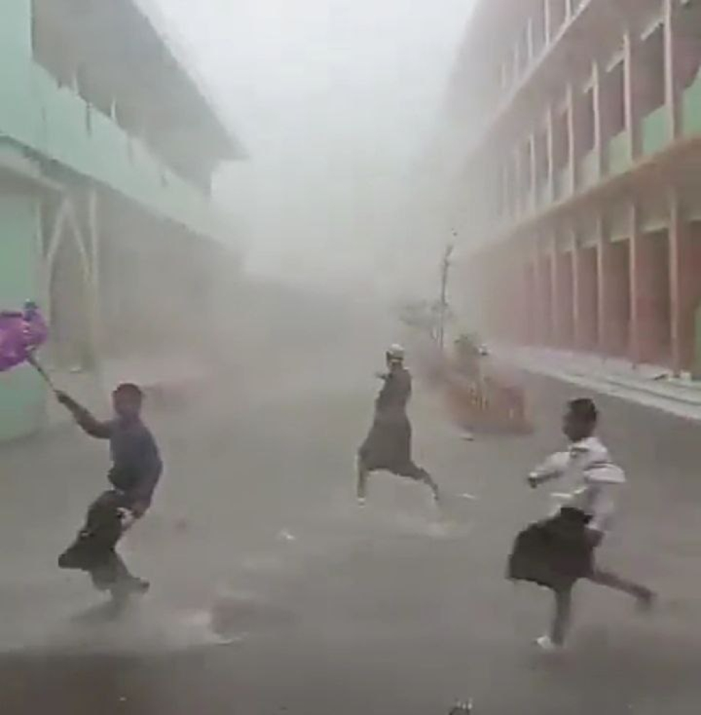 Cuaca Ekstrem di Mojokerto, Ponpes Nuris Diguncang Hujan dan Angin Kencang