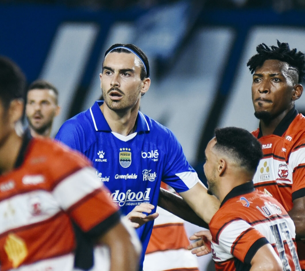 Gunduli Madura United 5-0,  Persib Bandung Tak Tergoyahkan di Puncak Klasemen