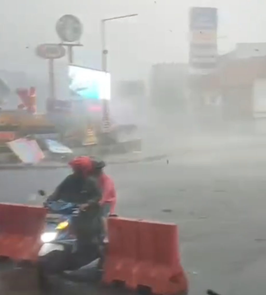 Hujan Badai di Surabaya, Pohon Tumbang hingga Atap Berterbangan