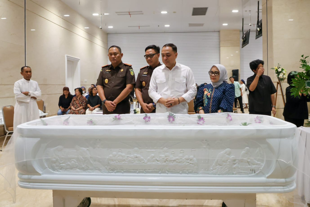 Kehilangan Sosok Sahabat, Wali Kota Eri Meneteskan Air Mata di Samping Peti Jenazah Ketua DPRD Surabaya