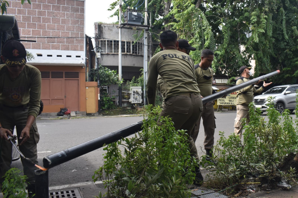 Sasar Tiga Ruas Jalan, Satpol PP Surabaya Tertibkan 45 Tiang Fiber Optik Tak Berizin
