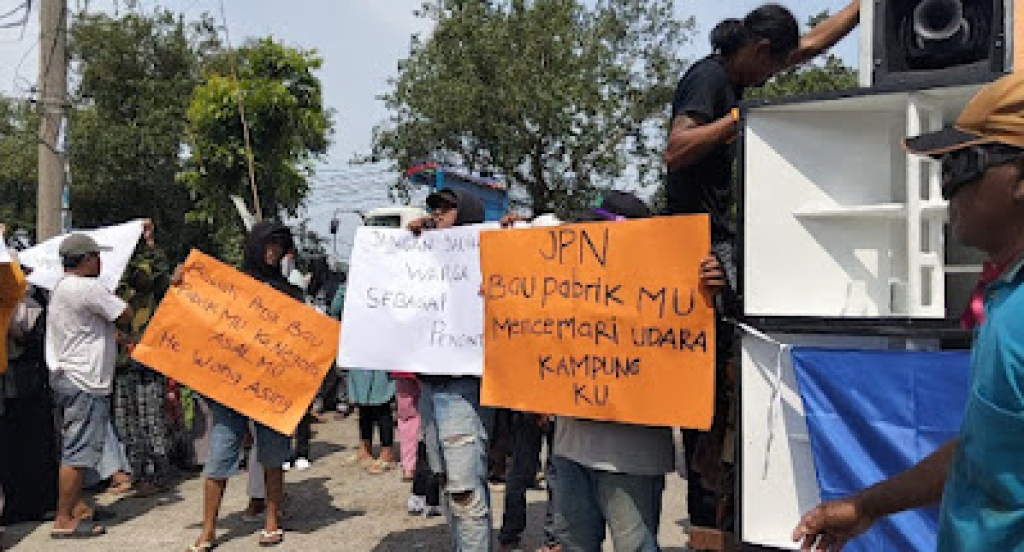 Ratusan Warga Iker-Iker Gresik  Tuntut Penghentian Aktivitas Pabrik Akibat Limbah