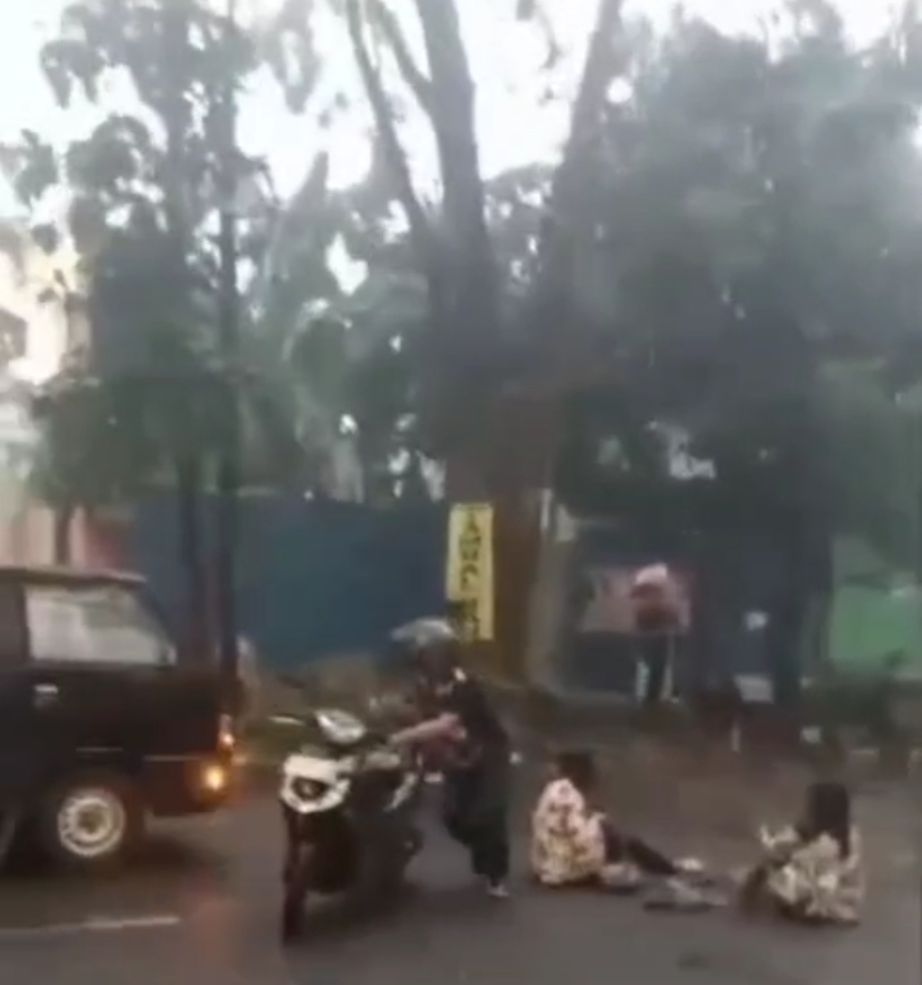 Sidoarjo Diterjang Angin Kencang, Pemotor Tertimpa Ranting Pohon