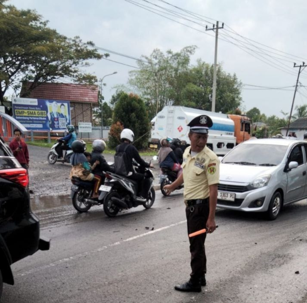 Lakalantas di Depan SMA GIBS KM 12, Kaki Korban Luka Parah 