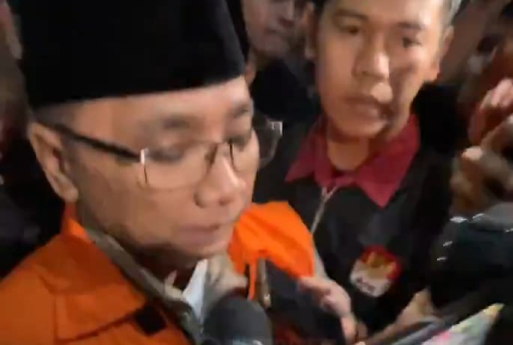 Massa Iringi Penahanan Eks Menag Yaqut dengan Lantunan Solawat