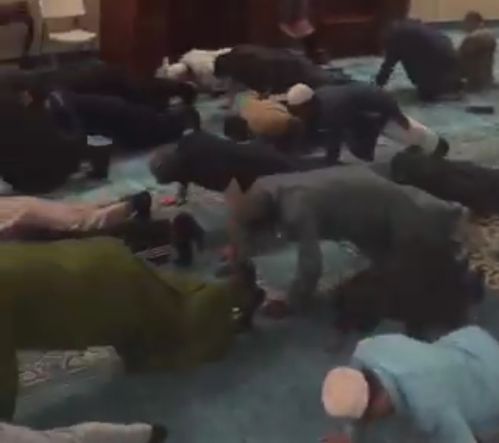 Di Masjid Al-Rahma, Imam Minta Jamaah Push Up usai Tarawih