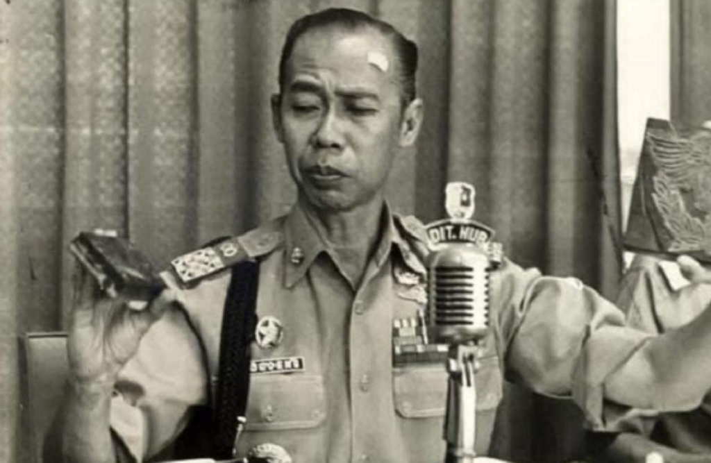 Jenderal Hoegeng Buang Semua Perabot Pemberian Orang Lain Seperti Barang Rongsokan