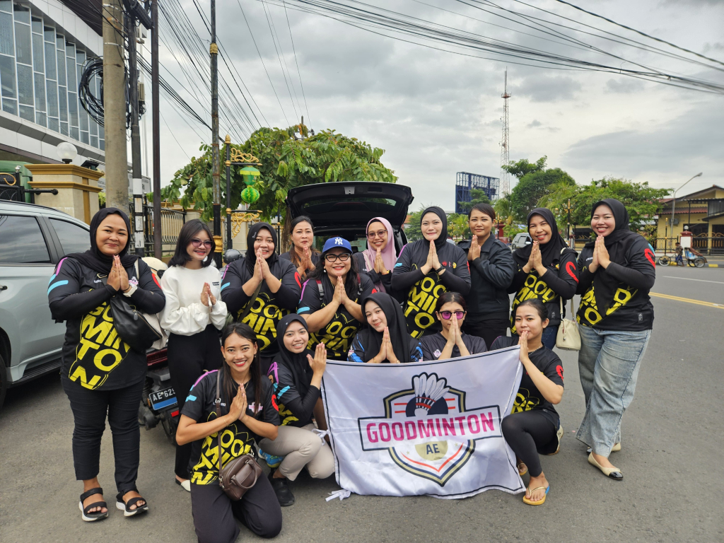 Semangat Ramadan, Komunitas Goodminton AE Bagikan 500 Paket Takjil di Jalan Pahlawan Kota Madiun