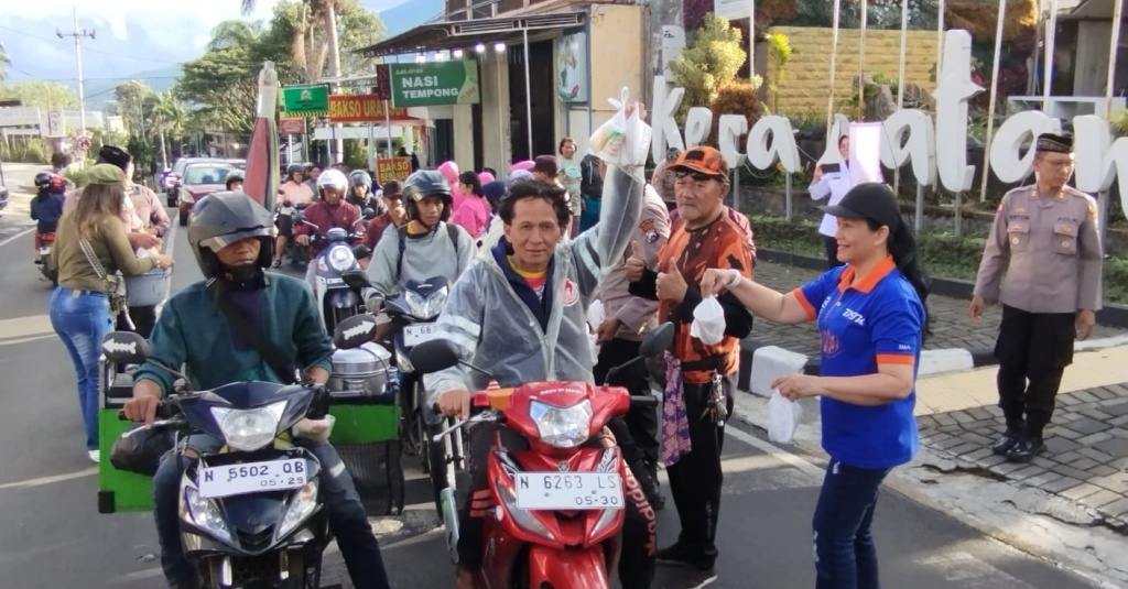 Guyub Rukun Sak Lawase Bersama Polsek Bumiaji Bagikan Takjil Ramadhan Berkah