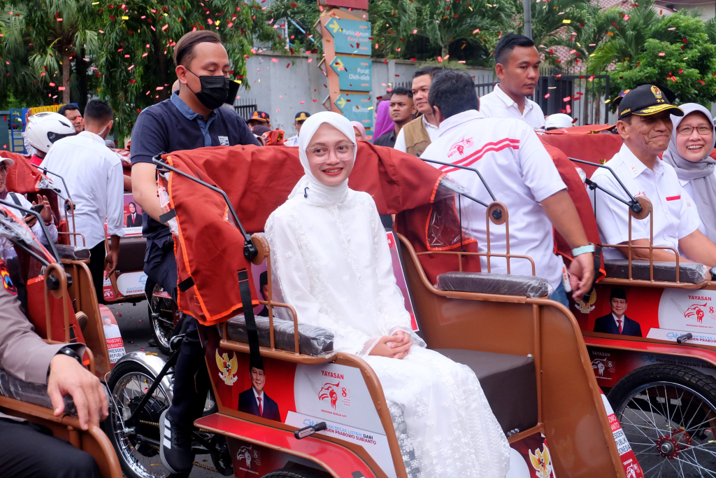 Wali Kota Kediri Serahkan 200 Becak Listrik Bantuan Presiden ke Tukang Becak